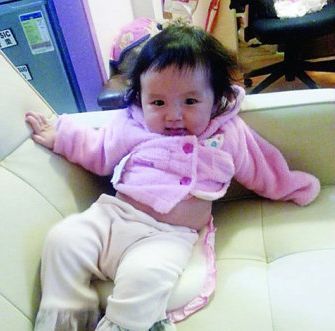 妻子去世後，3歲女兒指著大木櫃喊媽媽，我撬開鎖，低頭一看愣了