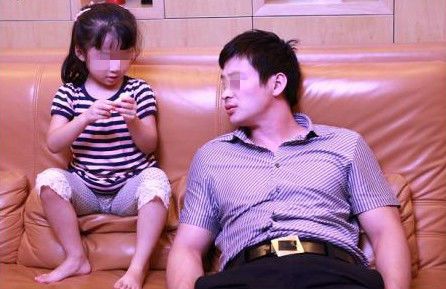 妻子去世後，3歲女兒指著大木櫃喊媽媽，我撬開鎖，低頭一看愣了