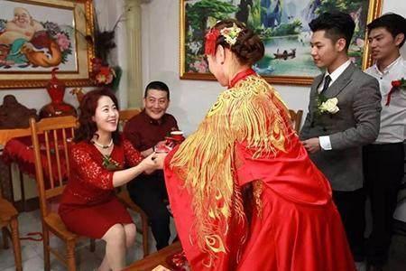 婆婆給5萬彩禮，婚後老公讓我要回，門口聽到婆婆對話，我愣住了