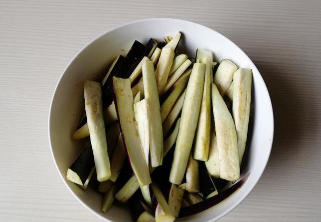 茄子的家常做法，只多這一步，不用油炸，不油膩，好吃到停不下來