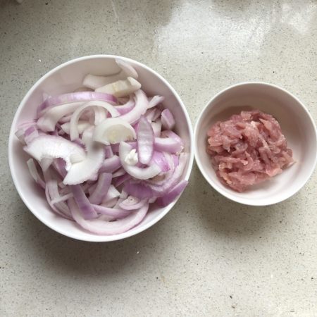 家常菜，洋蔥炒肉做法，微微甜很美味