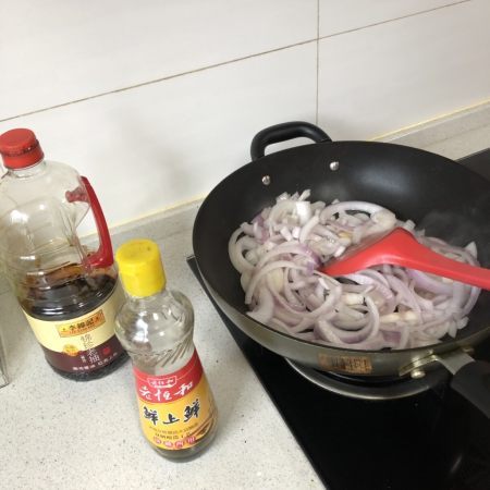 家常菜，洋蔥炒肉做法，微微甜很美味