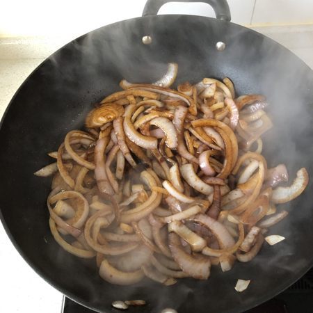 家常菜，洋蔥炒肉做法，微微甜很美味