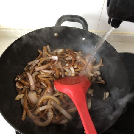 家常菜，洋蔥炒肉做法，微微甜很美味