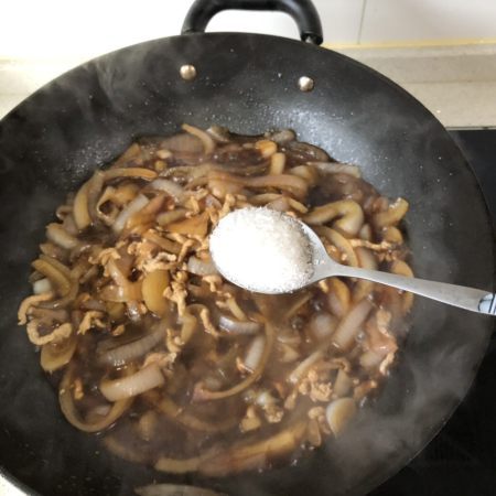 家常菜，洋蔥炒肉做法，微微甜很美味