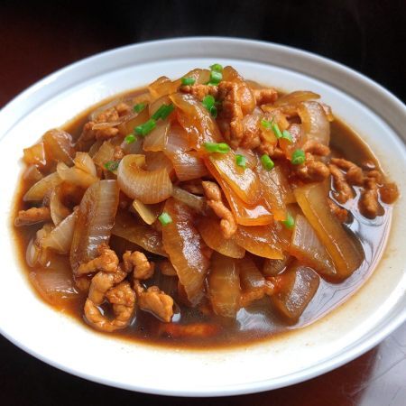 家常菜，洋蔥炒肉做法，微微甜很美味