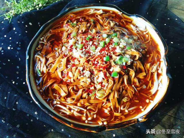 教你一道拿手好菜，豆皮和金針菇的完美搭配，特別適合天冷吃