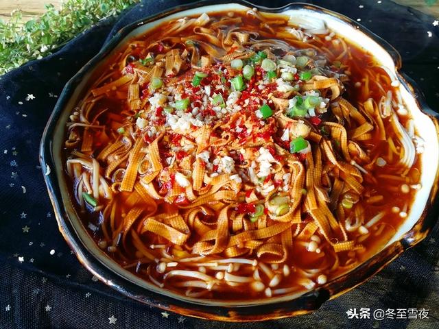 教你一道拿手好菜，豆皮和金針菇的完美搭配，特別適合天冷吃