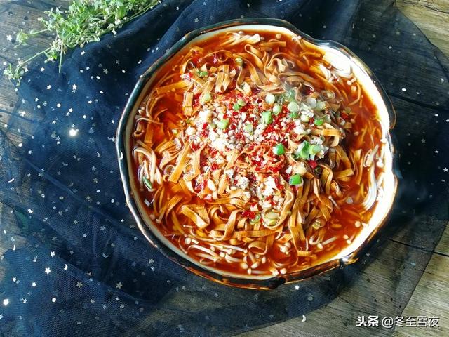 教你一道拿手好菜，豆皮和金針菇的完美搭配，特別適合天冷吃