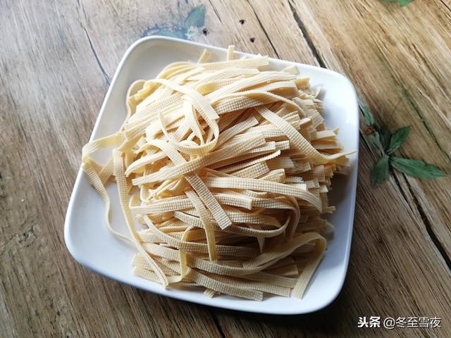 教你一道拿手好菜，豆皮和金針菇的完美搭配，特別適合天冷吃