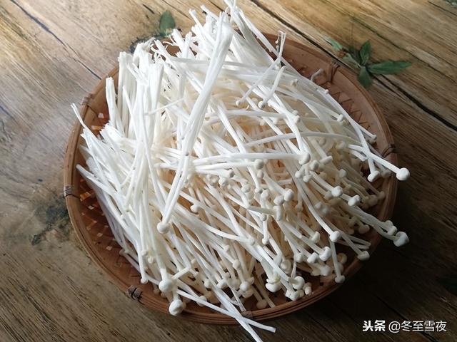 教你一道拿手好菜，豆皮和金針菇的完美搭配，特別適合天冷吃