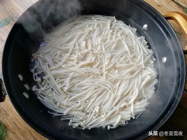 教你一道拿手好菜，豆皮和金針菇的完美搭配，特別適合天冷吃