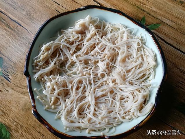 教你一道拿手好菜，豆皮和金針菇的完美搭配，特別適合天冷吃