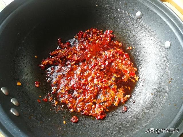 教你一道拿手好菜，豆皮和金針菇的完美搭配，特別適合天冷吃