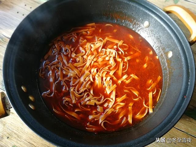 教你一道拿手好菜，豆皮和金針菇的完美搭配，特別適合天冷吃