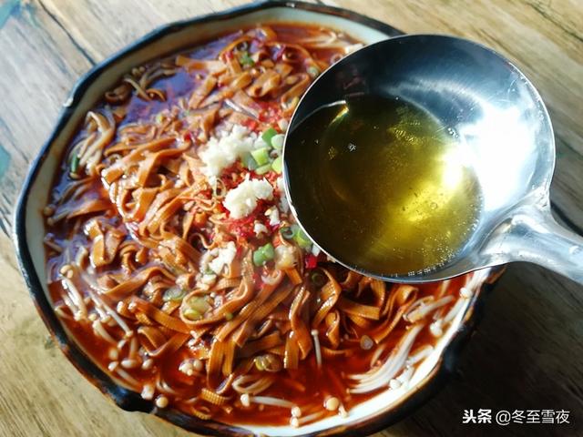 教你一道拿手好菜，豆皮和金針菇的完美搭配，特別適合天冷吃