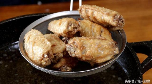 酥脆的外皮，鮮嫩的肉質，這種做法做出來的雞翅，太香太好吃了