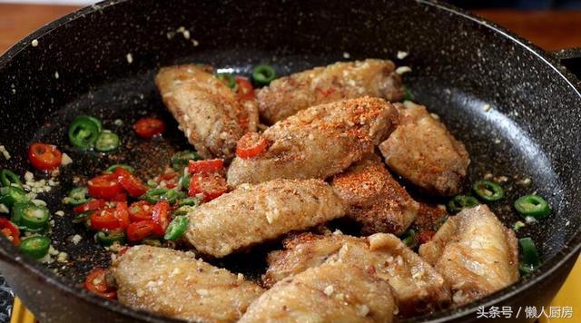 酥脆的外皮，鮮嫩的肉質，這種做法做出來的雞翅，太香太好吃了