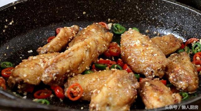 酥脆的外皮，鮮嫩的肉質，這種做法做出來的雞翅，太香太好吃了