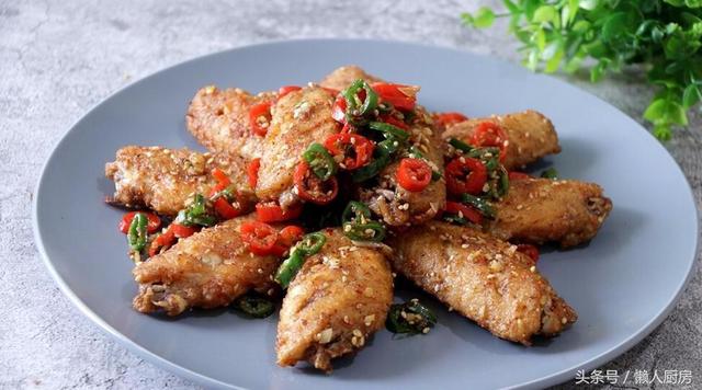 酥脆的外皮，鮮嫩的肉質，這種做法做出來的雞翅，太香太好吃了
