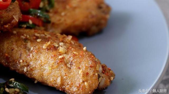 酥脆的外皮，鮮嫩的肉質，這種做法做出來的雞翅，太香太好吃了