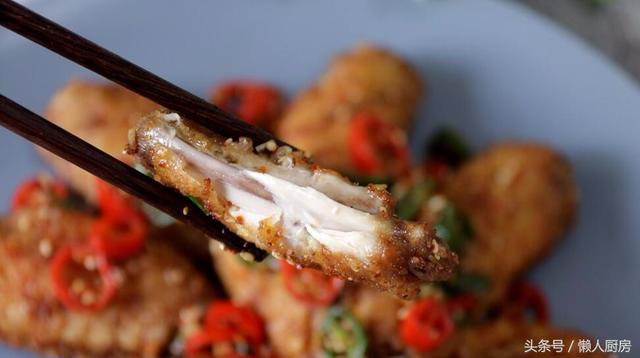 酥脆的外皮，鮮嫩的肉質，這種做法做出來的雞翅，太香太好吃了