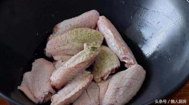 酥脆的外皮，鮮嫩的肉質，這種做法做出來的雞翅，太香太好吃了