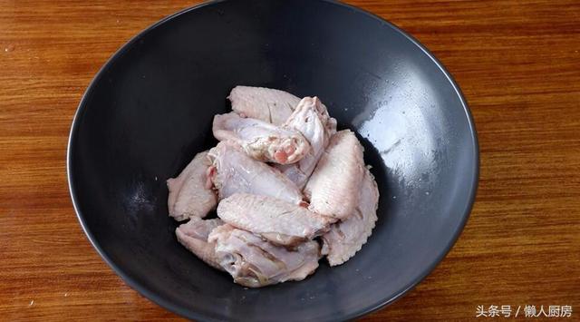 酥脆的外皮，鮮嫩的肉質，這種做法做出來的雞翅，太香太好吃了