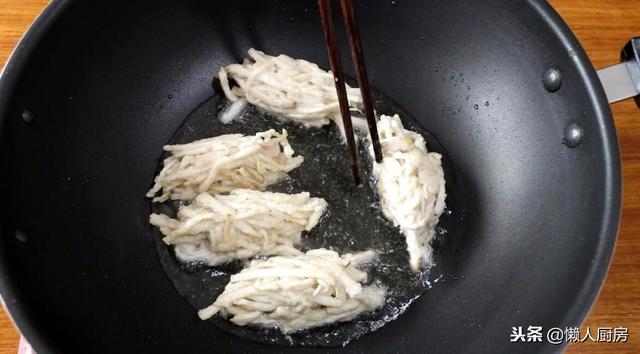 這是蓮藕和杏鮑菇的新吃法，只用雞蛋和澱粉就能做出來，酥脆可口