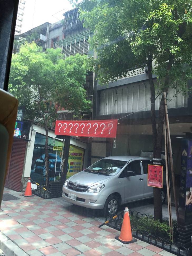 紅到國外的「台灣紅布條」創意無上限　要互嗆結盟都OK：笑到噴飯
