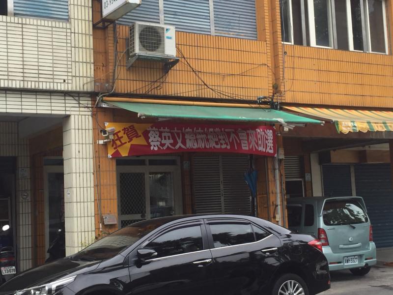 紅到國外的「台灣紅布條」創意無上限　要互嗆結盟都OK：笑到噴飯