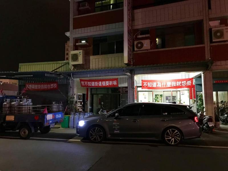 紅到國外的「台灣紅布條」創意無上限　要互嗆結盟都OK：笑到噴飯