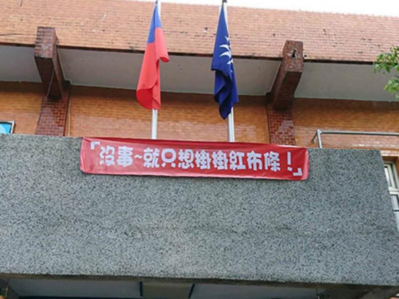 紅到國外的「台灣紅布條」創意無上限　要互嗆結盟都OK：笑到噴飯