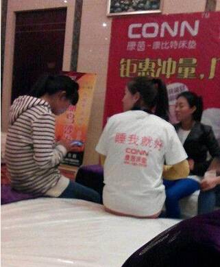 超級爆笑圖片，看到第五張...我已笑到臉抽筋！同學，你帶子掉了，我幫你系上？女神和女屌絲的區別！！
