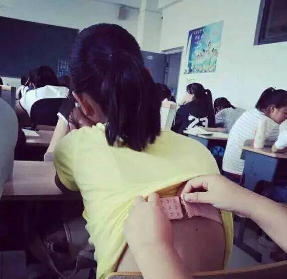 超級爆笑圖片，看到第五張...我已笑到臉抽筋！同學，你帶子掉了，我幫你系上？女神和女屌絲的區別！！
