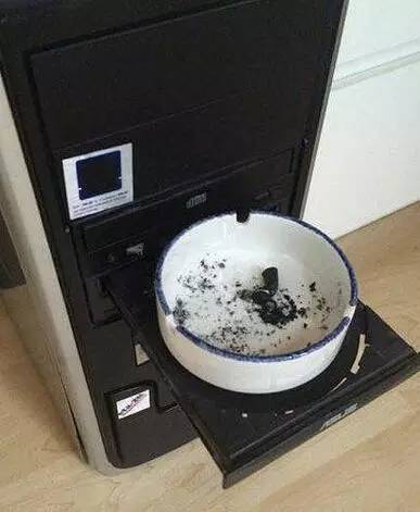 超級爆笑圖片，看到第五張...我已笑到臉抽筋！同學，你帶子掉了，我幫你系上？女神和女屌絲的區別！！