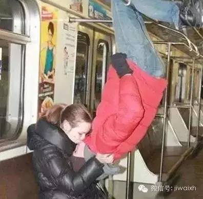 超級爆笑圖片，看到第五張...我已笑到臉抽筋！同學，你帶子掉了，我幫你系上？女神和女屌絲的區別！！