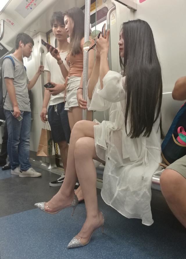 地鐵「大象腿」女神意外走紅，當她站起來那刻誰說一胖毀所有！