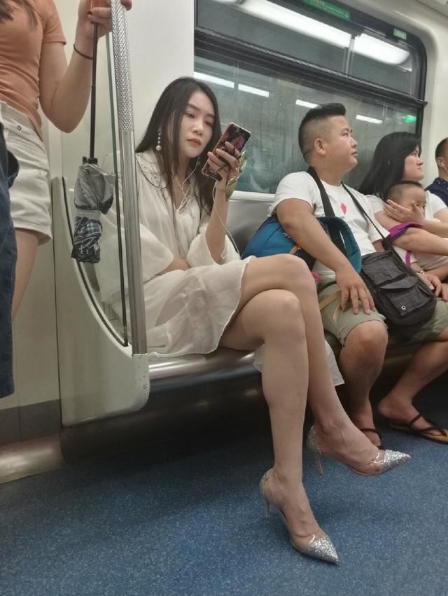 地鐵「大象腿」女神意外走紅，當她站起來那刻誰說一胖毀所有！