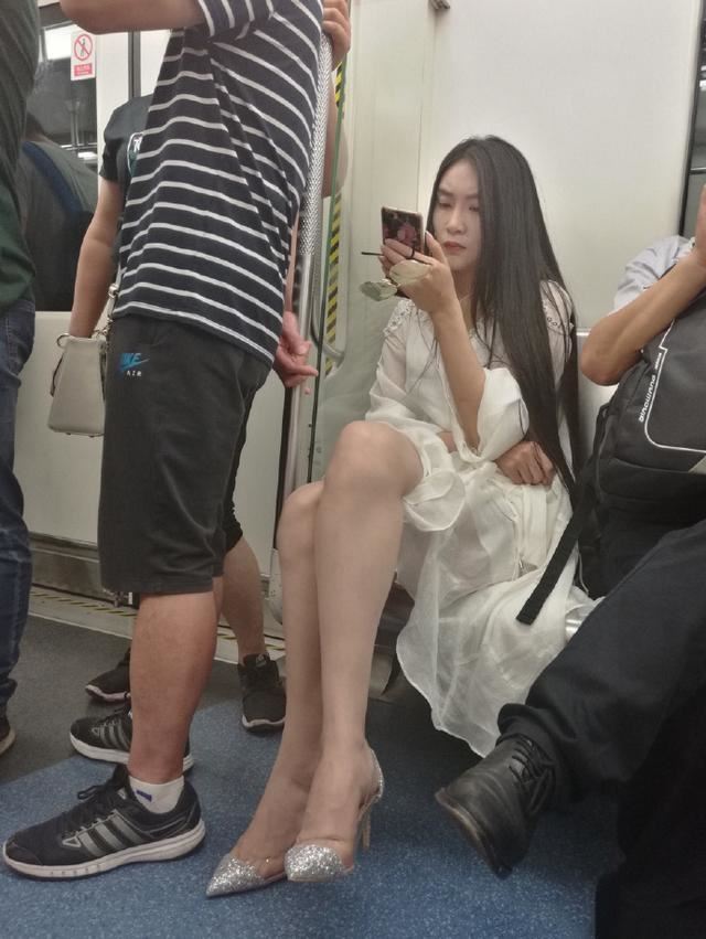 地鐵「大象腿」女神意外走紅，當她站起來那刻誰說一胖毀所有！