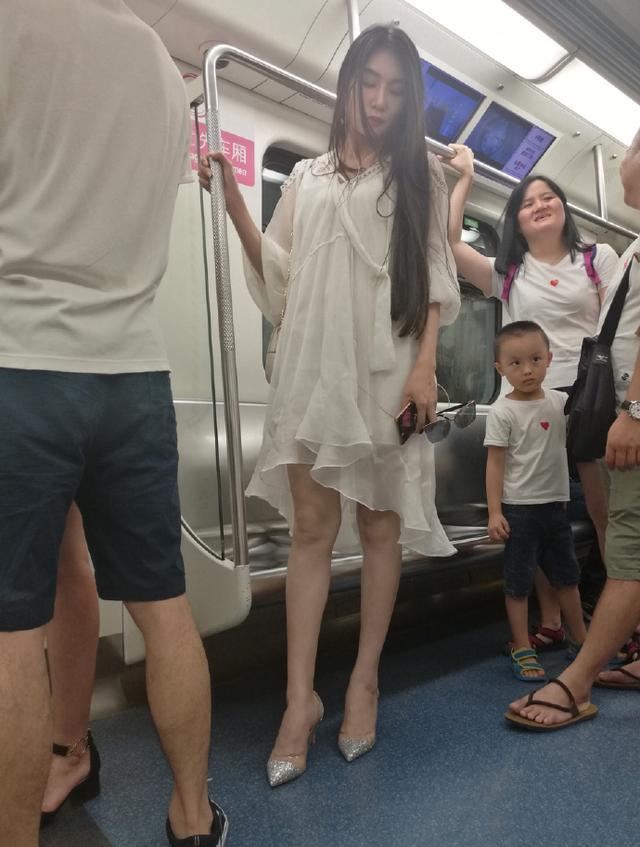 地鐵「大象腿」女神意外走紅，當她站起來那刻誰說一胖毀所有！