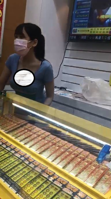 彩券行妹子超誇張！神低領口… 40s 網暴動全暈：該買彩券了(影)