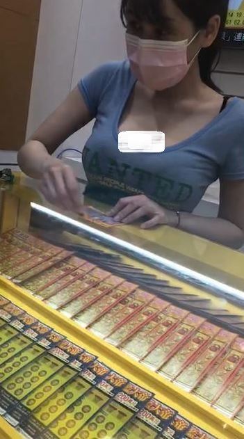 彩券行妹子超誇張！神低領口… 40s 網暴動全暈：該買彩券了(影)