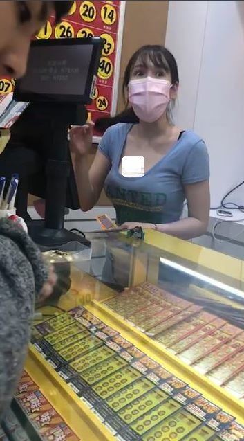 彩券行妹子超誇張！神低領口… 40s 網暴動全暈：該買彩券了(影)
