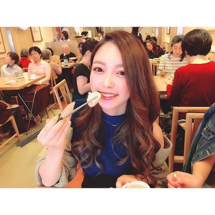 甜美妹子丟棒球九宮格！職棒級起手式「超強高速精準度」網看傻…起底發現背景超驚人