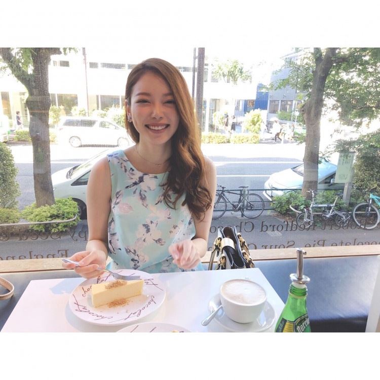 甜美妹子丟棒球九宮格！職棒級起手式「超強高速精準度」網看傻…起底發現背景超驚人