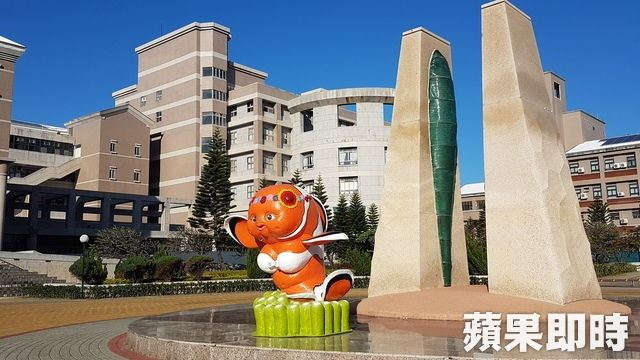 澎科大吉祥物超級獵奇！橘色尼莫「兩顆」痴痴對你笑… 全體顫慄：肚子是O小