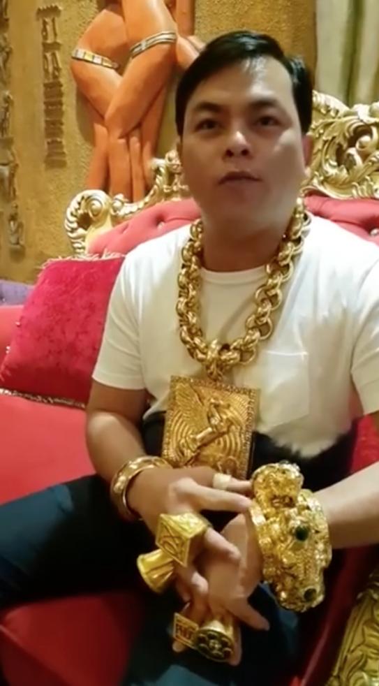 13公斤黃金每天掛身上　「金男」怕大家不知道他是土豪：炫富是日常