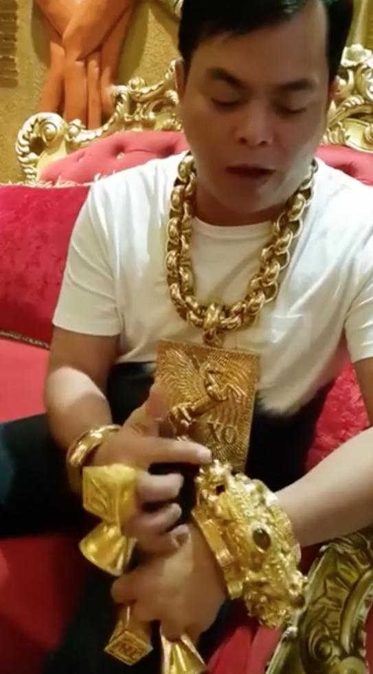 13公斤黃金每天掛身上　「金男」怕大家不知道他是土豪：炫富是日常