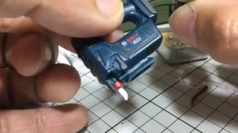 扭蛋轉出來的電鑽「真的可以鑽」！　網友超神改造讓玩具都活過來